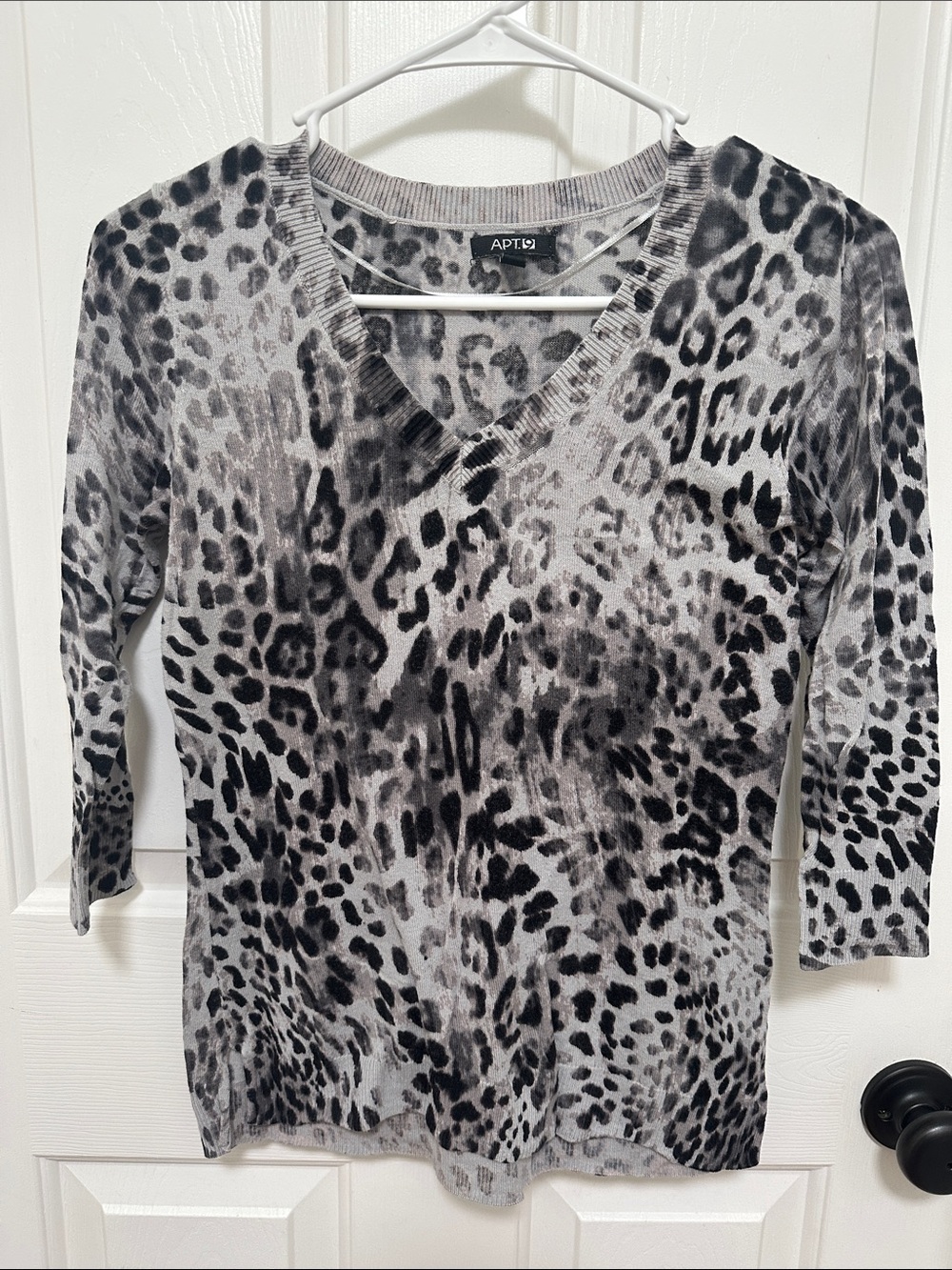 0249 Apt. 9 Gray and Black Leopard-Print V-Neck Sweater size small petite‎